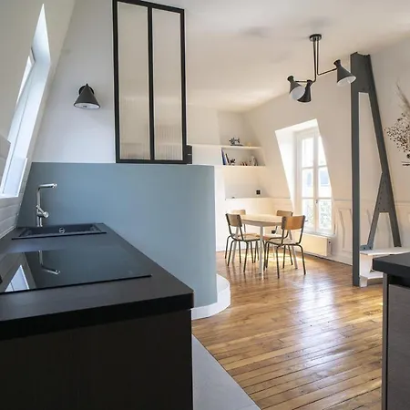 Parisian Cocoon Under The Roofs View Eiffel Tower פריז