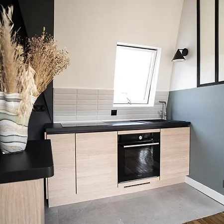 דירה Parisian Cocoon Under The Roofs View Eiffel Tower פריז