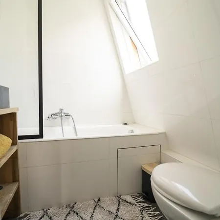 Апартаменты Parisian Cocoon Under The Roofs View Eiffel Tower *
