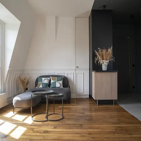 Parisian Cocoon Under The Roofs View Eiffel Tower Appartamento Parigi
