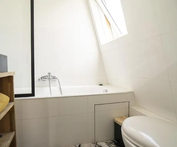 Apartamento Parisian Cocoon Under The Roofs View Eiffel Tower *
